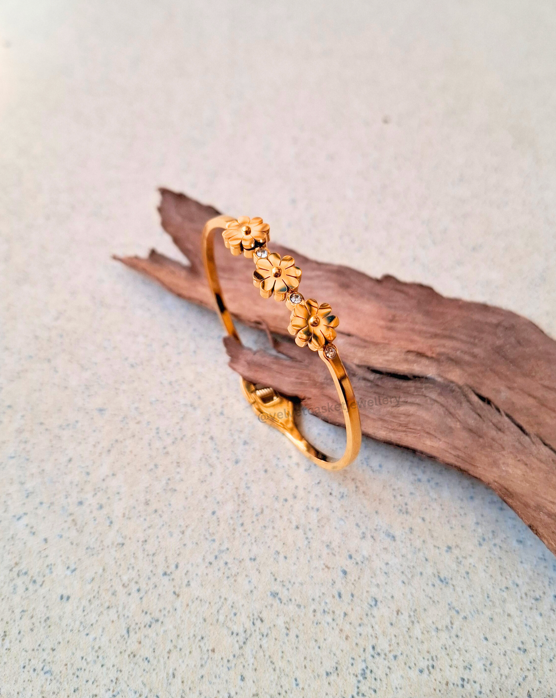 Ruyah Statement Bracelet ( Anti Tranish )