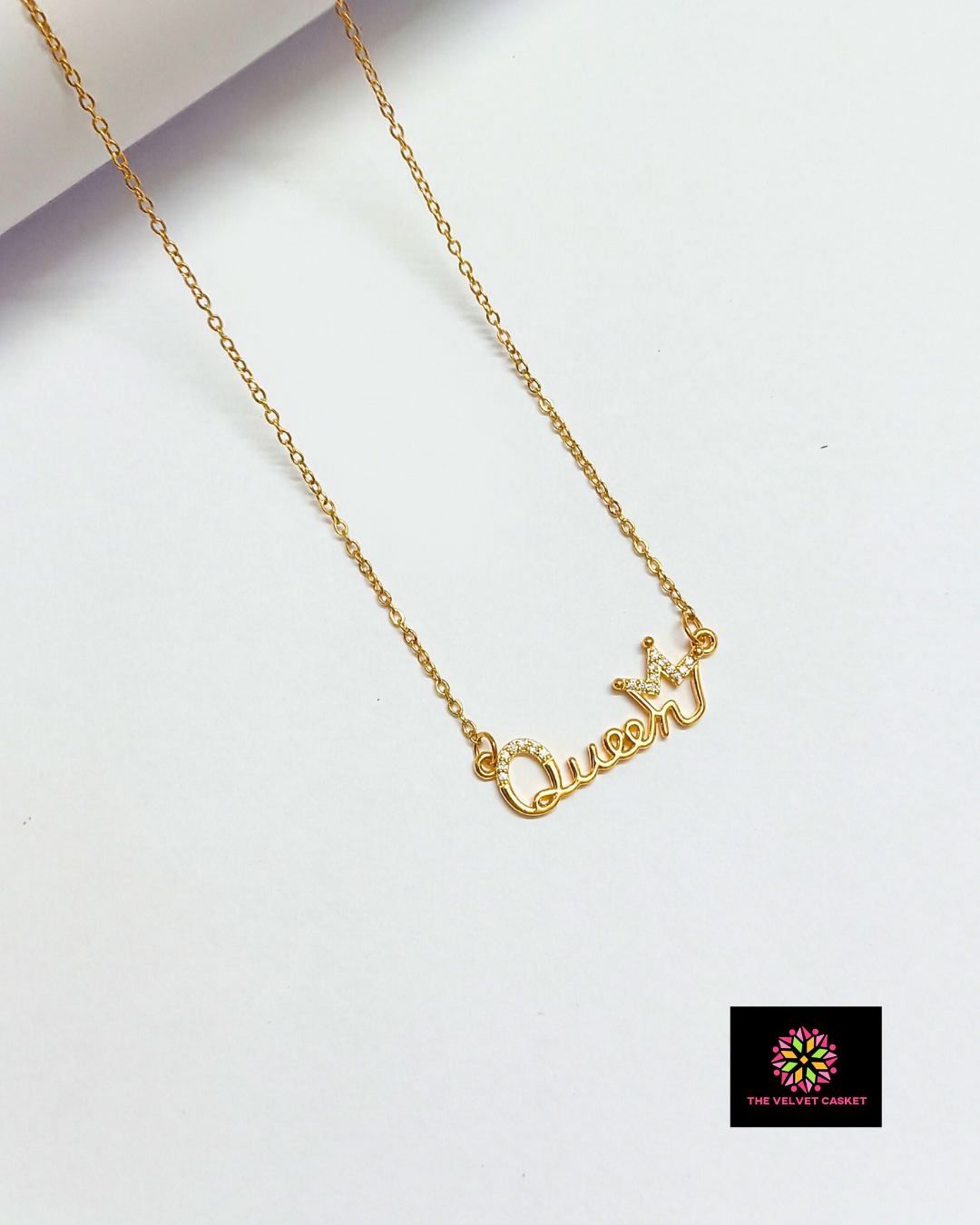 Queen Minimal Golden Pendant