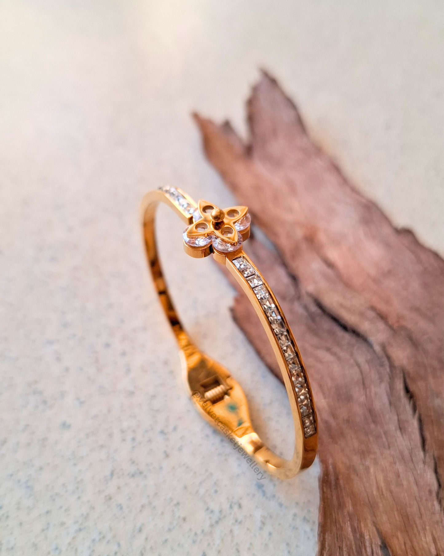 Noor Statement Bracelet ( Anti Tranish )